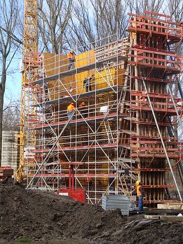 Schalungsarbeiten an Stuetzpfeiler Schalungsarbeiten an Stuetzpfeiler